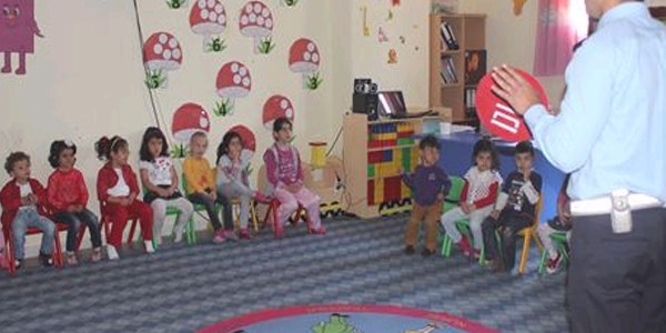 Minik çocuklara trafik kuralları anlatıldı
