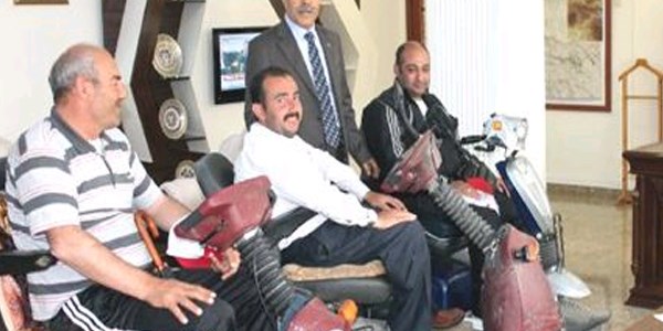 Asansör yapıldı, Iğdırlı engelliler 21 yıl sonra vali'nin makamına çıktı