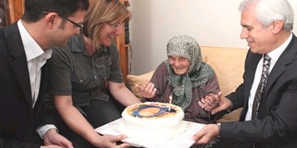100 yaşındaki Ayşe Nine'ye doğum günü sürprizi