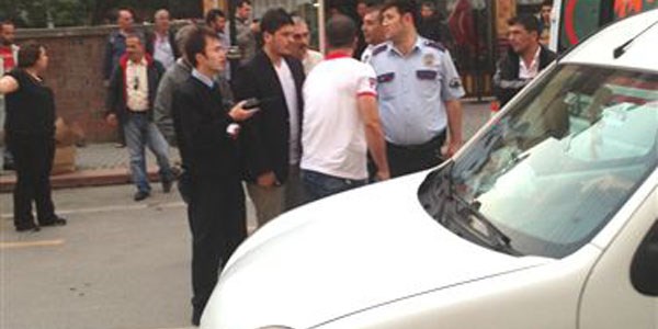 Sokak ortas�nda gen� k�z� �ld�resiye d�vd�