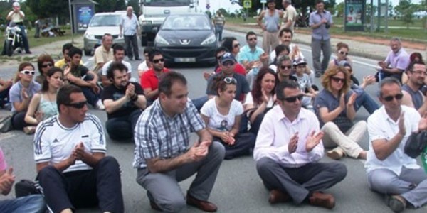 Veliler yol kapatt�!