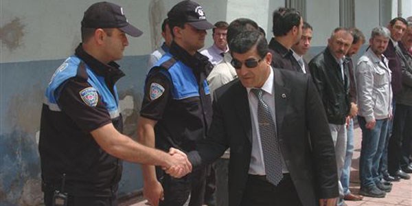 Emniyet müdürü kazalara karşı adak kestirdi