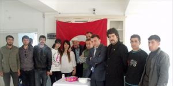 Öğrenciler Regaip Kandili münasebetiyle kandil şekeri dağıttı