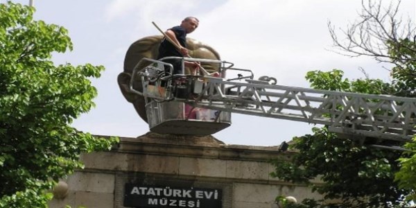 Atatürk rölyefine 19 Mayıs temizliği