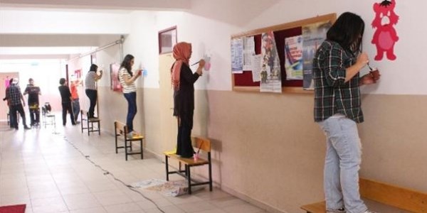 Türk karakterler okul duvarlarına