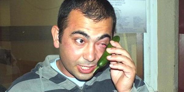 Taksicinin gözüne yumruk attı, tedavi için de salatalık verdi.