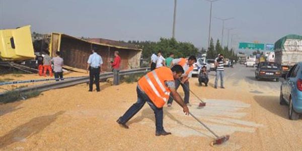 Lasti�i patlayan t�rla m�s�r y�kl� dorse kamyonetin �zerine devrildi