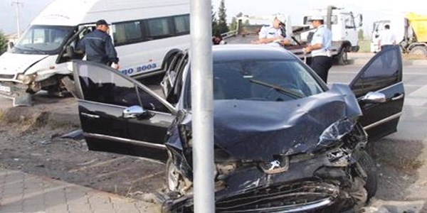 Otomobil minibüse çarptı: 14 yaralı