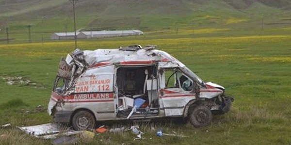 Ambulans arampole yuvarland: 4 yaral