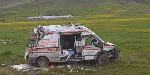 Ambulans şarampole yuvarlandı: 4 yaralı