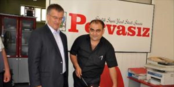 Pervas�z Gazetesi 61 ya��nda