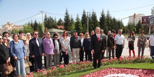 Sanatçılar Atatürk heykeli önünde saygı duruşunda bulundu