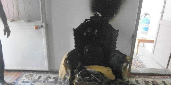 Yaşlı kadın oturduğu koltukta yanarak öldü