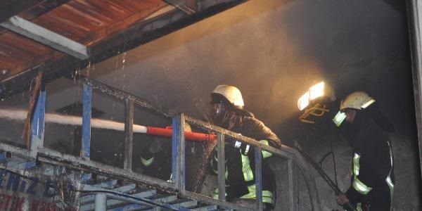 Lastik kaplama atölyesinde yangın: 1 itfaiye eri yaralandı