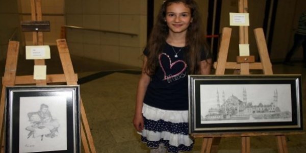 Çocuk ressam ilk sergisini açtı