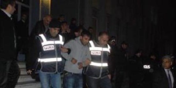 Bayrak yakıp sokak lambası ve yurt camlarını kıranlara 37 yıl hapis
