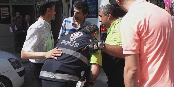 Motosikletli trafik polisi kazada yaralandı