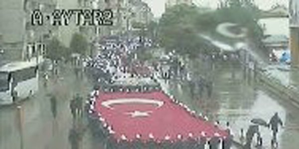 Yağmur damlasında Türk bayrağı şaşırttı