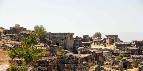 Pamukkale'de İtalyanlar iki, Türkler 12 ay kazı yapacak