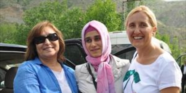 Hes'e karşı direnen Leyla, evlendirilmek istenince evi terk etti