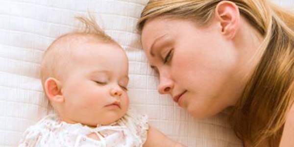 Bebekle ayn yatakta uyumak ani lm riskini artrabilir