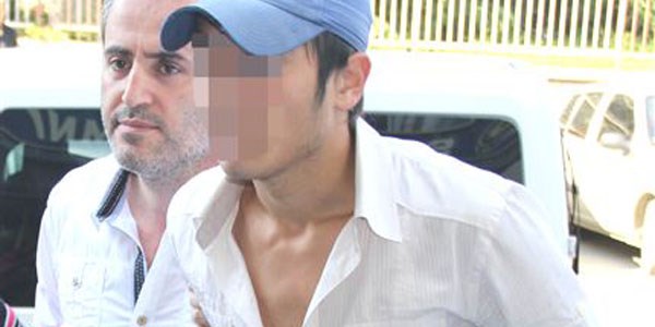 Okula giden lise öğrencisini bıçakladı