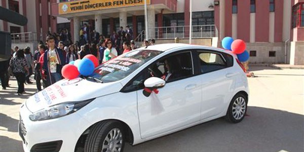 Şahinbey Belediyesi Gaziantep birincisine vereceği arabayı okullarda tanıtıyor