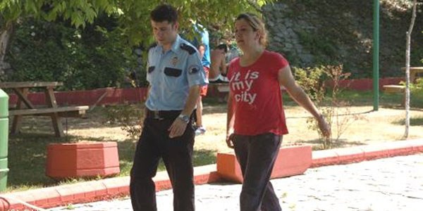 Evi terk eden 14 yaşındaki oğlunu polislerle aradı