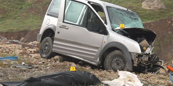Yüksekova'da otomobille Tır çarpıştı: 2 ölü, 1 yaralı