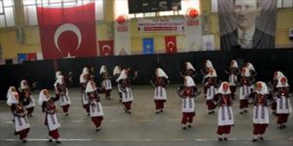 Bitlis'te halk oyunları grup yarışması başladı