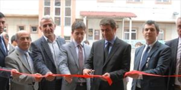 Liseli öğrencilerin resim sergisine yoğun ilgi