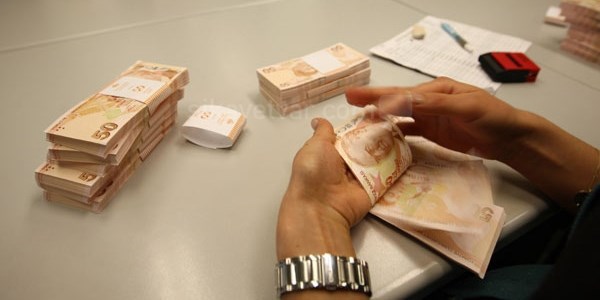 Bankalar�n '�cret' geliri 8 milyar� buldu