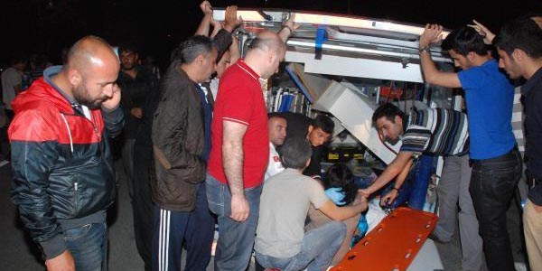 Otomobilin �arpt��� ambulans devrildi: 5 yaral�/ Video