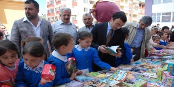 Öğrenciler harçlıklarını biriktirip, kitap okuyorlar