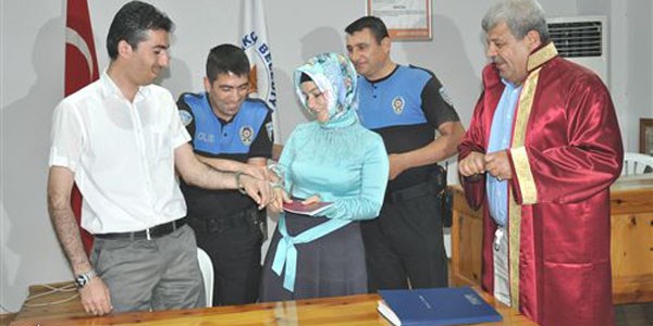 Kelepçeli nikah töreni