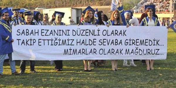 Yeni mezunlardan pankartlı mesajlar