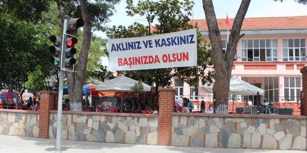 Kasksız motosiklet binenin plakasına ceza