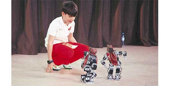 Türk öğrenciler kolbastı oynayan robot ile şaşırttı