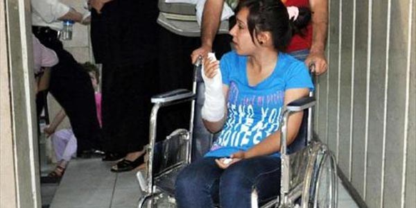 Yolda yürüyen öğrencilere otomobil çarptı: 2 yaralı