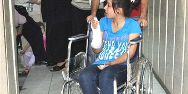 Otomobil yolda yürüyen öğrencilere çarptı: 2 yaralı