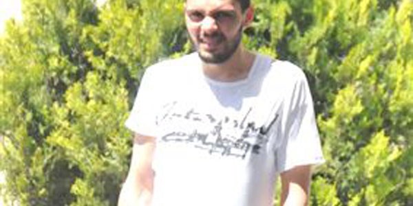 Doktorun gözünün altını patlattı!