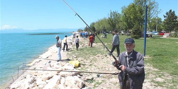 Sigara yüzünden ses tellerini kaybetti