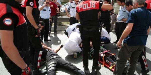 Yola dökülen yağ, polislere kaza yaptırdı: 2 yaralı