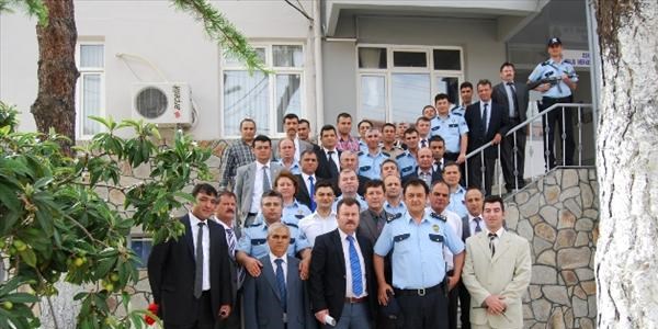 Eşme'de İlçe Emniyet Amirliğinde görevli personele başarı belgesi