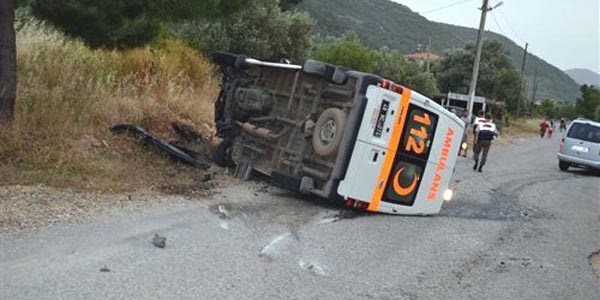 Ambulansla otomobil kafa kafaya çarpıştı: 3 yaralı
