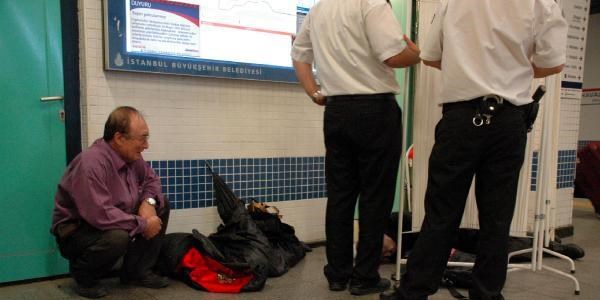 Metroda saz alarken kalp krizi geirip ld