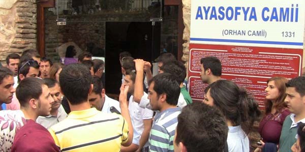 Ayasofya Camii'nde fotoraf ekme krizi