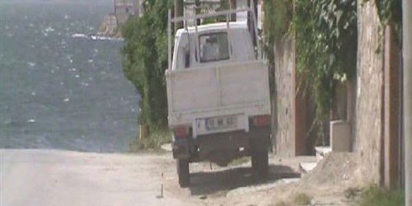 Aracına bağladığı yılanı kilometrelerce sürükledi