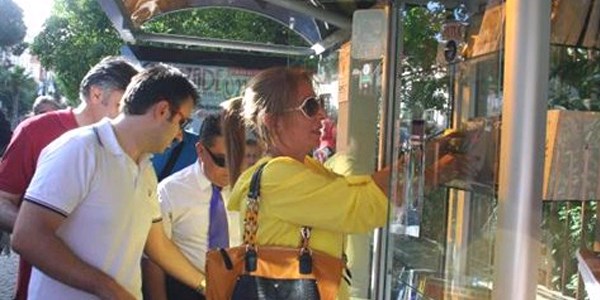 Otobüs durağına kitaplık kuruldu