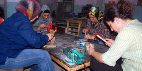 Afgan kadınlar bakır işlemeciliğini öğreniyor